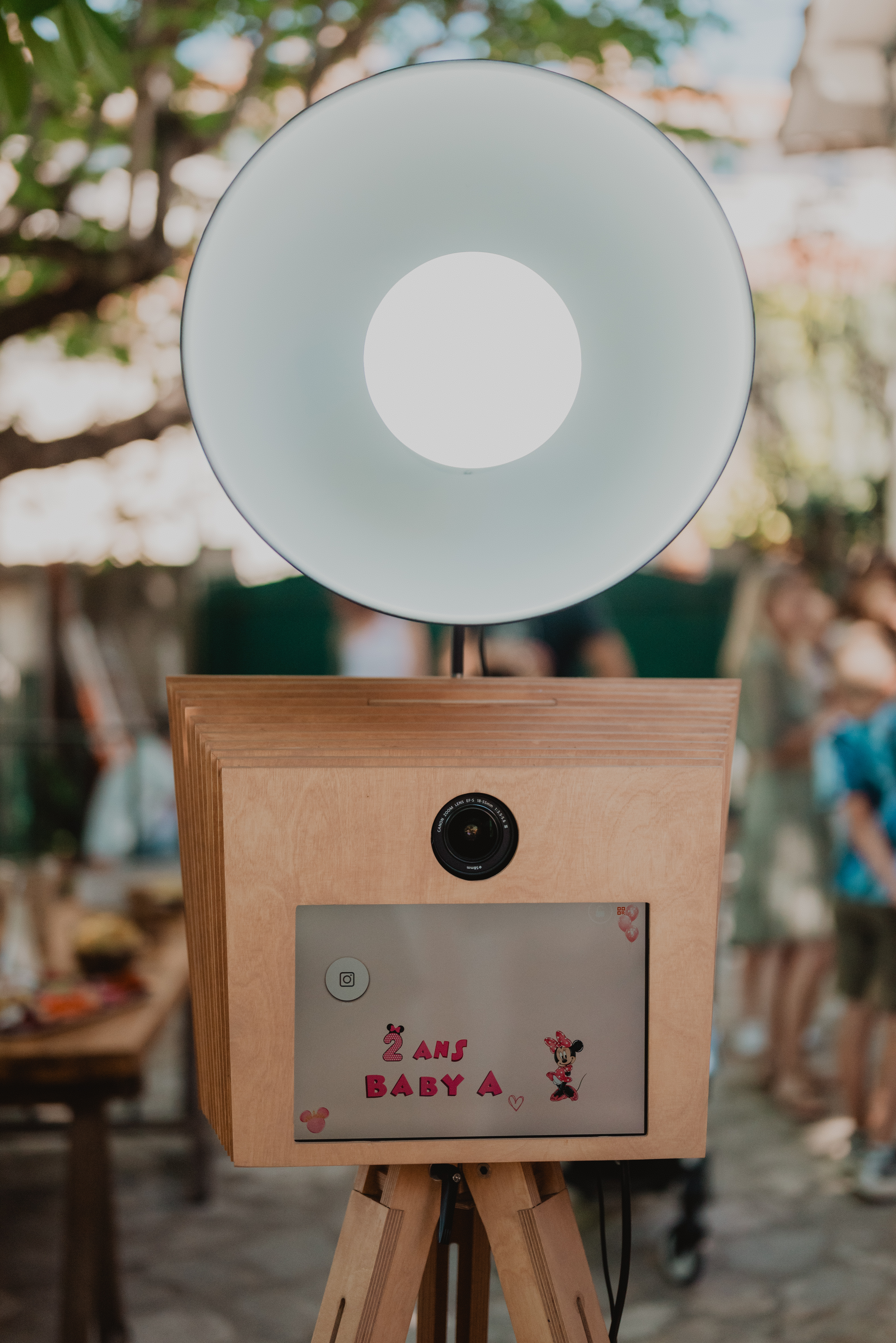 Photobooth en bois lors d'un évènement avec écran tactile allumé à Aix en Provence
